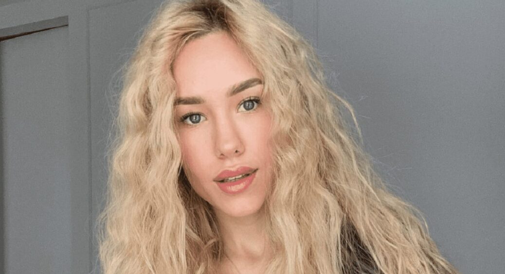 Руде волосся й блакитний картуз: Даша Квіткова після розлучення з Нікітою Добриніним кардинально змінила імідж 