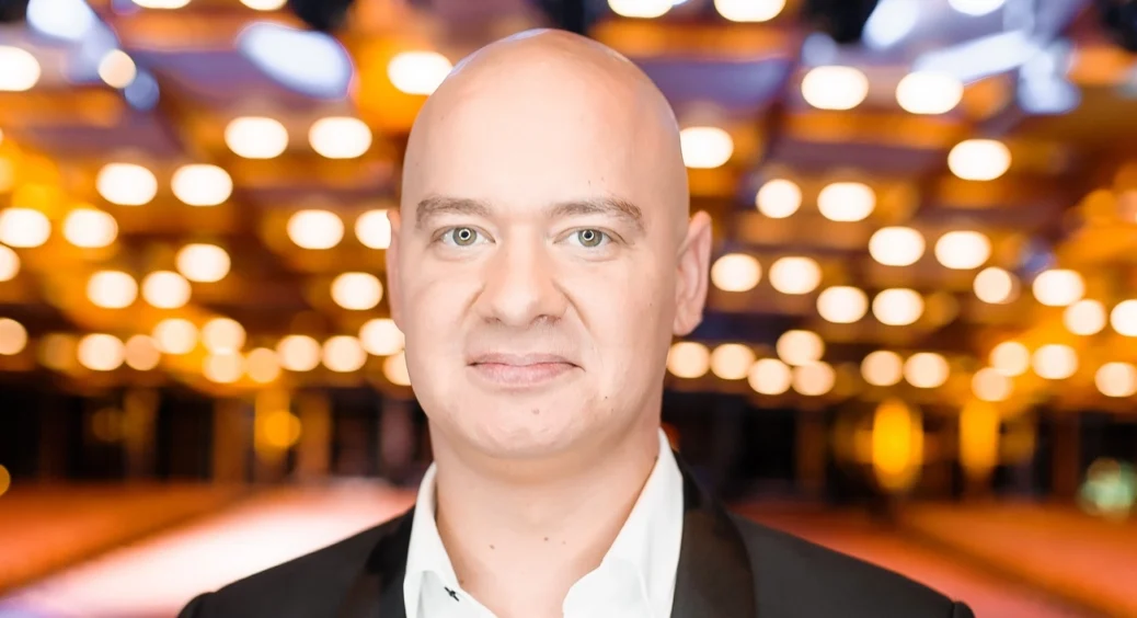 Живе в квітнику: зірка “Кварталу” Євген Кошовий показав свою красуню-дружину і доньок (ФОТО) 