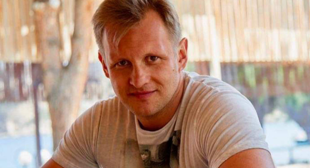 Закадровий голос “Що? Де? Коли?” належить неймовірному красеню: як виглядає ведучий шоу Олександр Андросов 