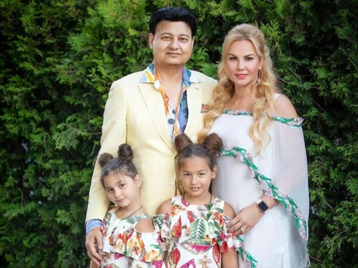 Відома українська співачка Камалія з чоловіком та доньками
