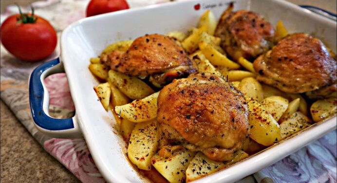 Ідеальне запечене м’ясо з картоплею: секретний рецепт для приготування в духовці, який проситимуть всі гості 
