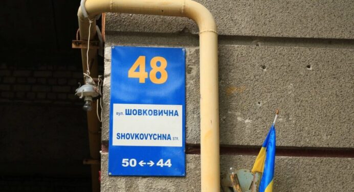 Які документи доведеться міняти українцям, які проживають на перейменованих вулицях: список 