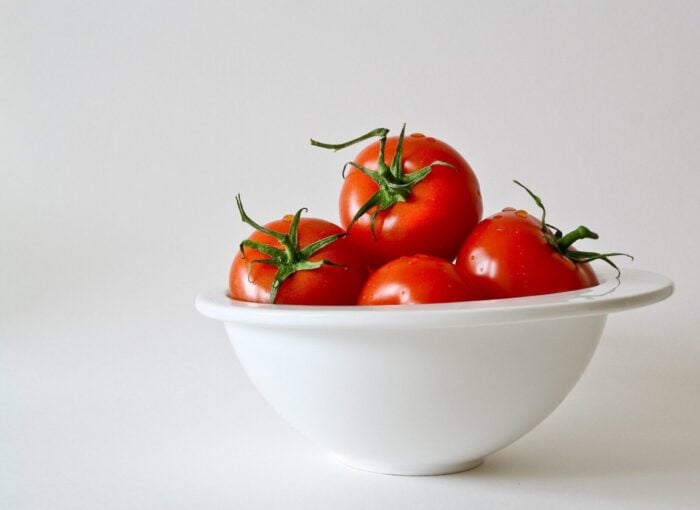Агроном розповів, що слід зробити з кущами помідорів, аби плоди не тріскалися