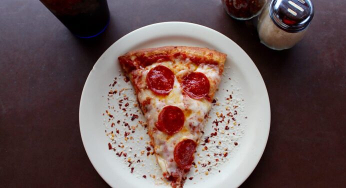 Піца без тіста за 10 хвилин – це можливо: не потрібно замовляти доставку, готуємо тут і зараз 