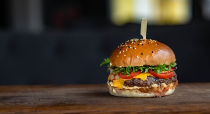 Домашні бургери – краще, ніж в Макдональдсі: простий рецепт божественного гамбургера з сиром і котлетою 