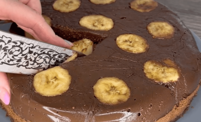 Шоколадний торт з бананом без випікання