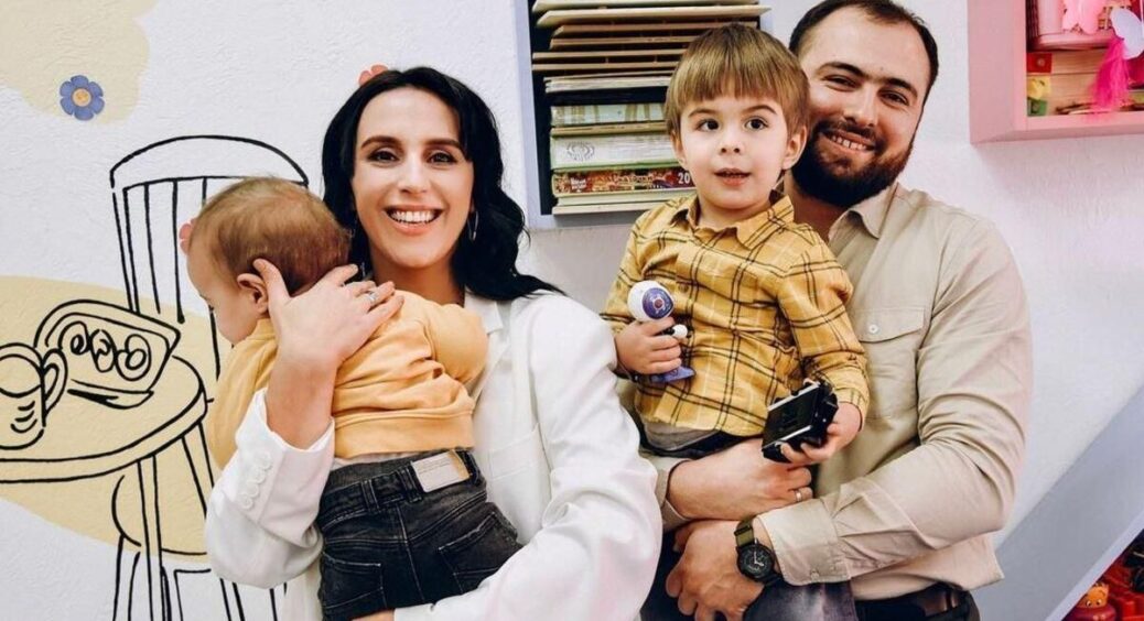 “Кохаю”: співачка Джамала показала архівні фото з власного весілля на честь святкування шостої річниці 