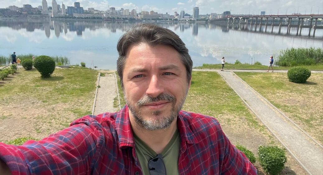 Зачіска точнісінько, як в Олени Кравець: у мережі показали архівні фотографії Сергія Притули в молодості 