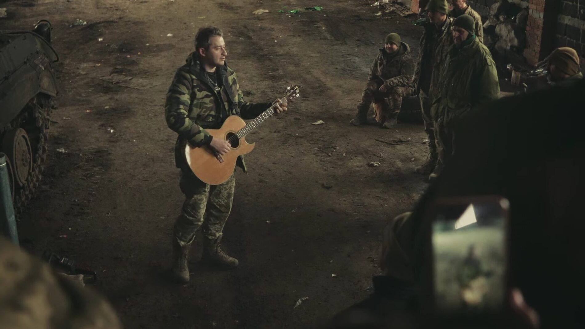 Коля Сєрга представив нову пісню, яку написав з українськими захисниками