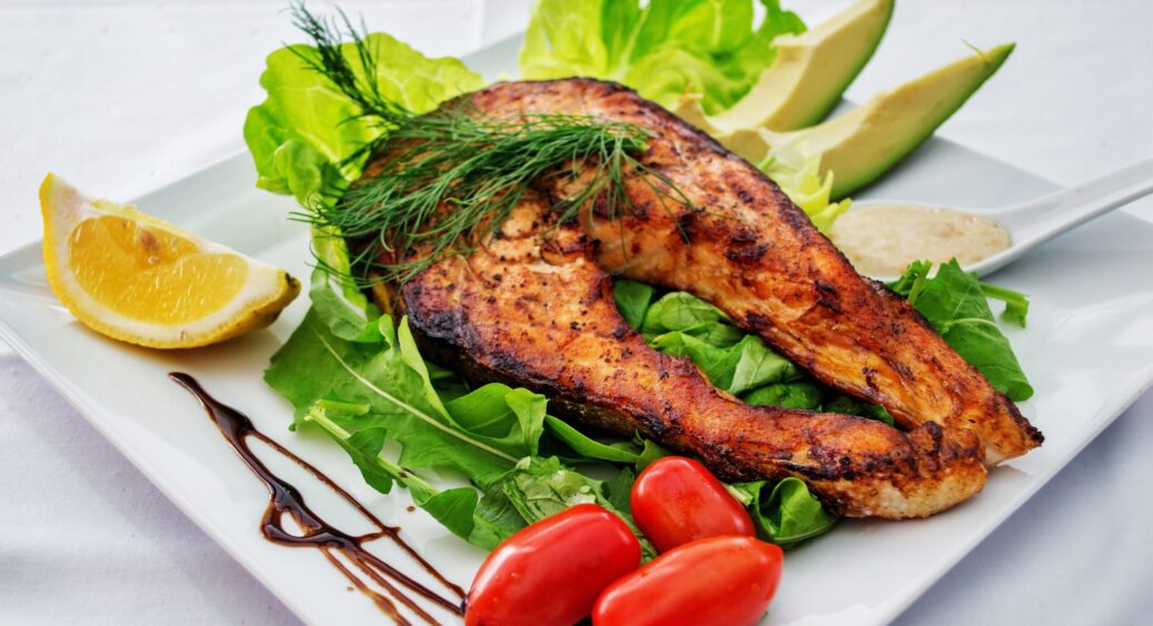 М’ясо – це добре, але риба – ще краще: ідеальний рецепт запеченої риби з овочами в духовці за 20 хвилин 