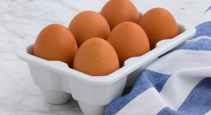 Чи можна їсти яйця з червоними плямами на жовтку: що вони означають? Відповідь вас здивує 
