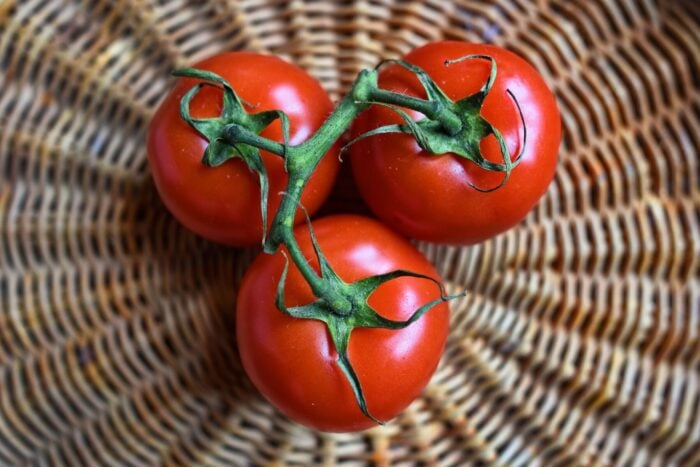 Фермер розповів, які інгредієнти потрібні для турбо-добрива для помідорів