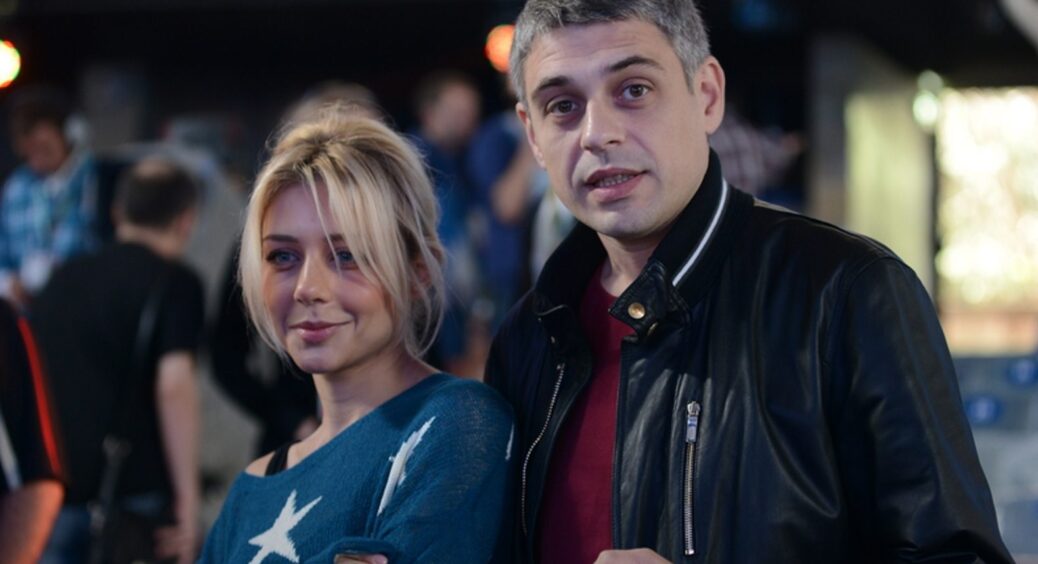 Як виглядає таємний зведений брат сина Кароль, якому Тіни була змушена виділити цілу кімнату у своєму маєтку 
