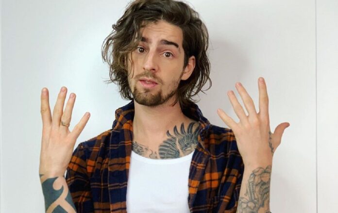 Володимир Дантес зізнався батькам, що став татом Володимир Дантес зізнався батькам, що став татом