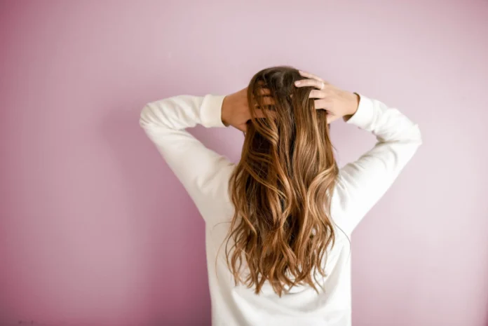 Стилісти назвали метод очистки волосся без води