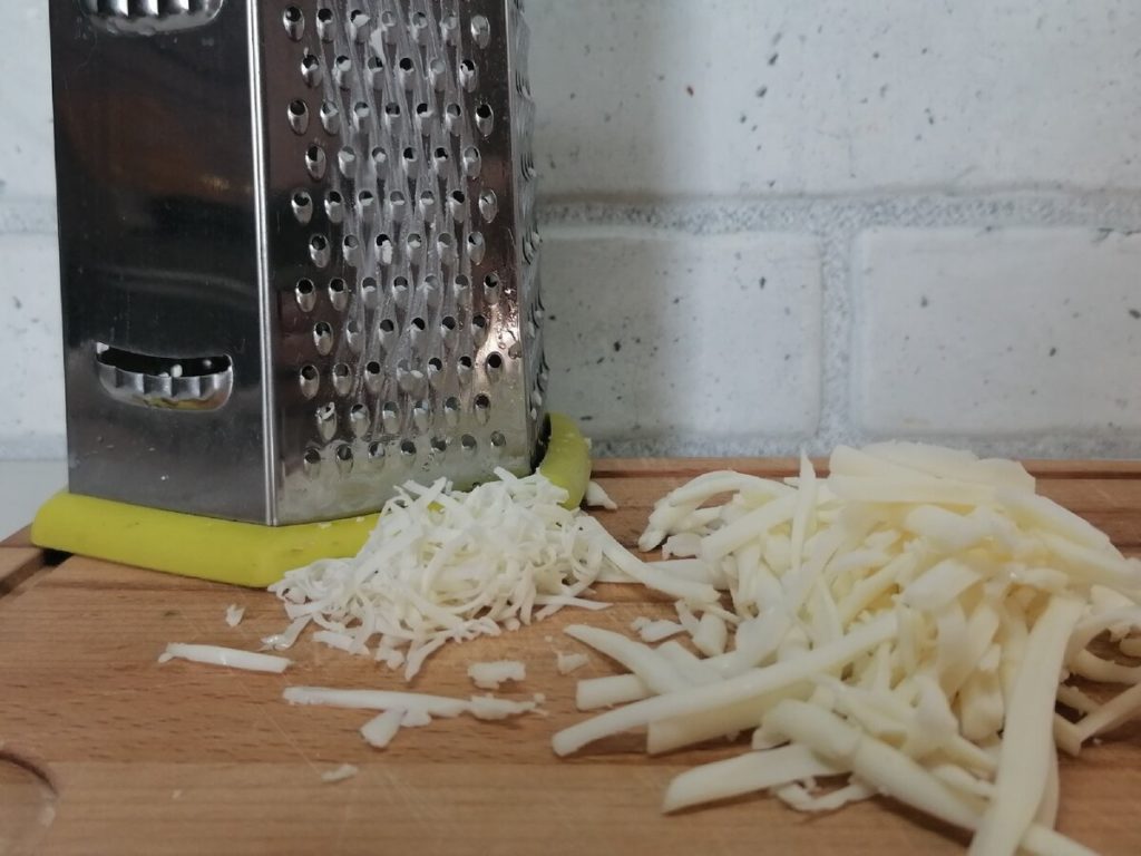 Натріть сир на великій тертці