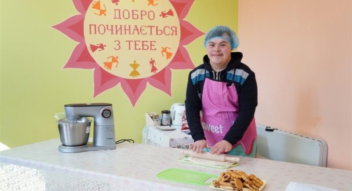 Сонячний хлопець з Фастова відкрив пекарню, де будуть працювати люди з інклюзією: гроші збирали небайдужі 