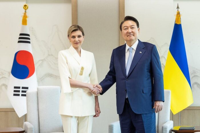 Олена Зеленська відвідала Південну Корею в стильному костюмі від українського бренду A.M.G.