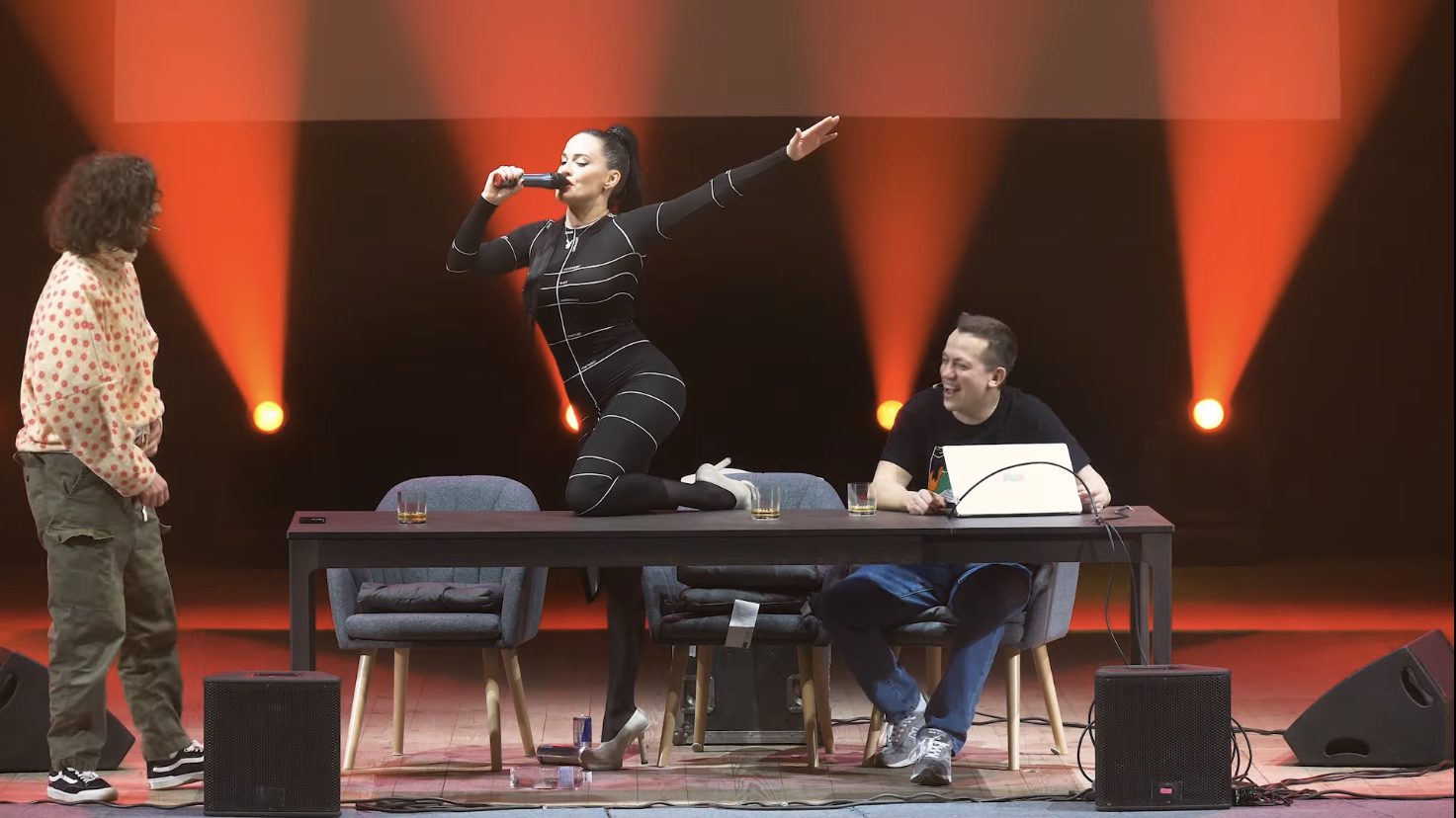Даша Астаф'єва влаштувала співи на столі під час запису шоу з Дурнєвим і Дантесом