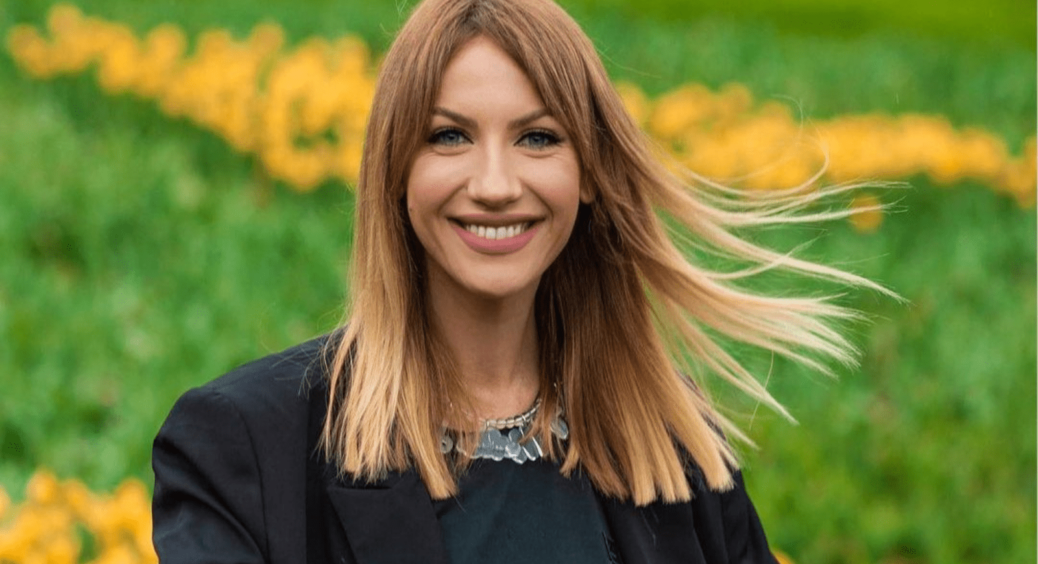 Леся Нікітюк поділилася архівним знімком з молодими батьками: “Через 27 років перешила цю сукню” 