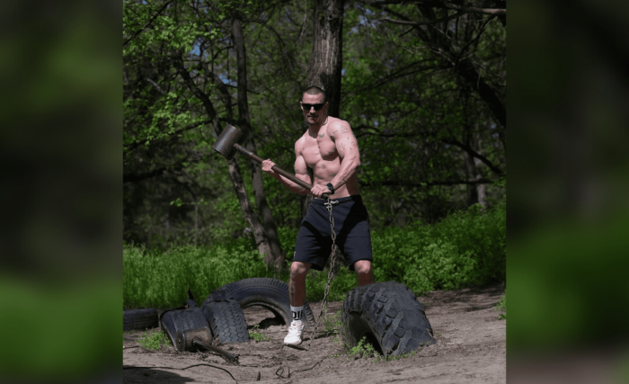 Тарас Цимбалюк показав, як виглядають його м'язи після важких тренувань