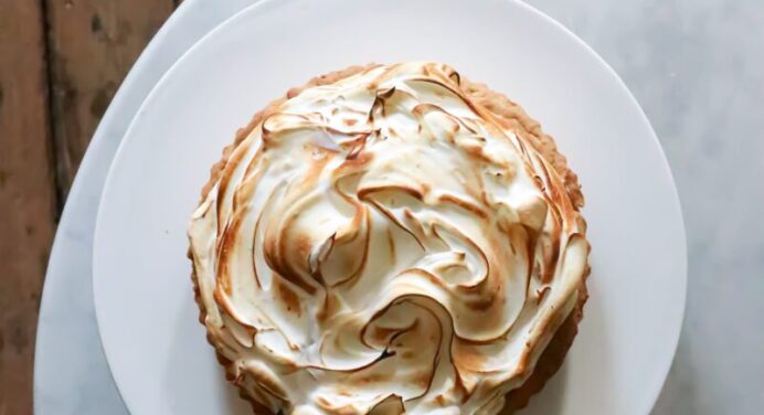 Простий рецепт ідеального пухкого торту-безе всього за 30 хвилин: такий десерт не залишить байдужим нікого 