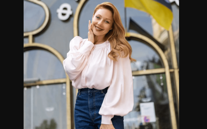 Українська співачка Тіна Кароль вийшла у світ у трендових джинсах