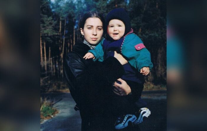 Молода Тоня Матвієнко зі своєю старшою донькою Уляною на руках
