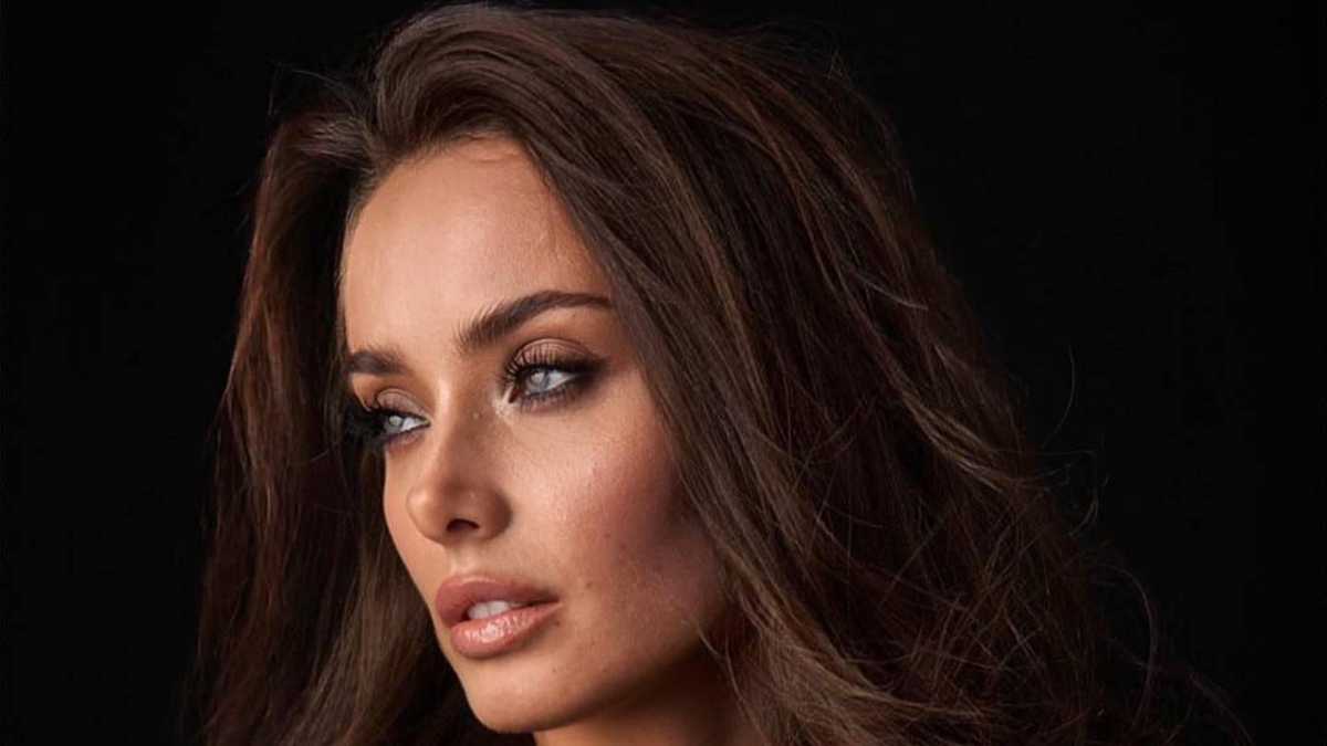 Ксенія Мішина похизувалася фігурою в купальнику