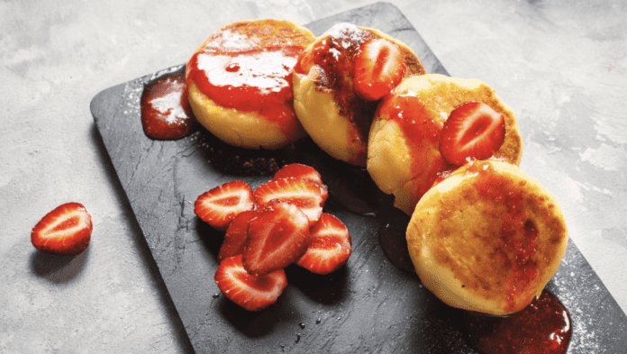 Легкі та повітряні сирники з полуницею