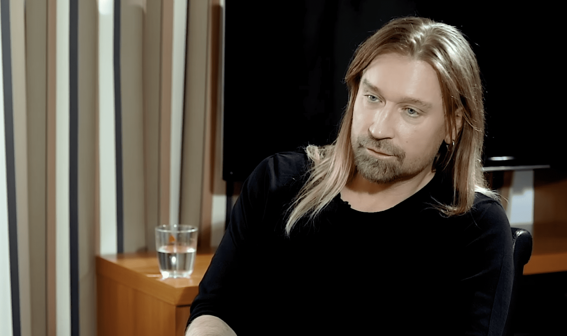 Олег Винник відростив шевелюру