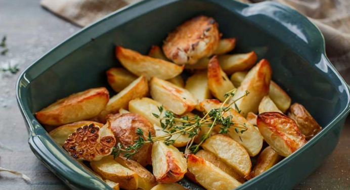 Вечеря по-селянськи: рецепт найсмачнішої картоплі з хрусткою скоринкою та ароматом часнику від Клопотенка 