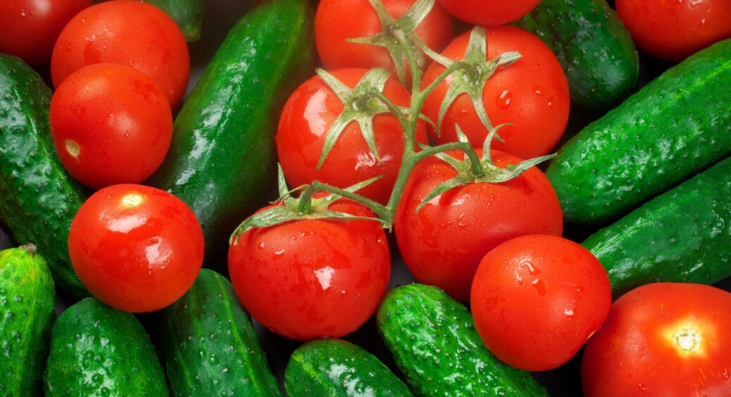 1 шт. на літр води – і огірки з помідорами плодоносять наввипередки аж до зими: відер на врожай не вистачає 
