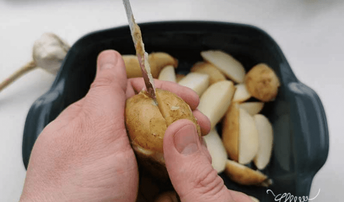 Господині розповіли, як використовувати картопляний відвар замість добрива  