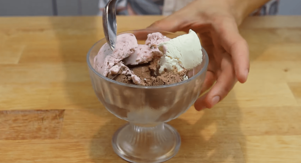 Корисне освіжаюче морозиво без вершків на спекотні дні: чоловік та діти були у захваті від поєднання смаків 