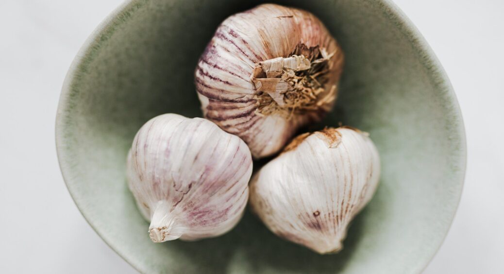 Не впустіть час дозрівання часнику. Як зрозуміти, що часник пора прибирати: перевірені роками способи 