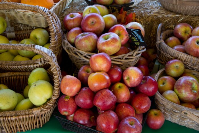 Чим підгодувати яблуню, щоб вона заплодоносила