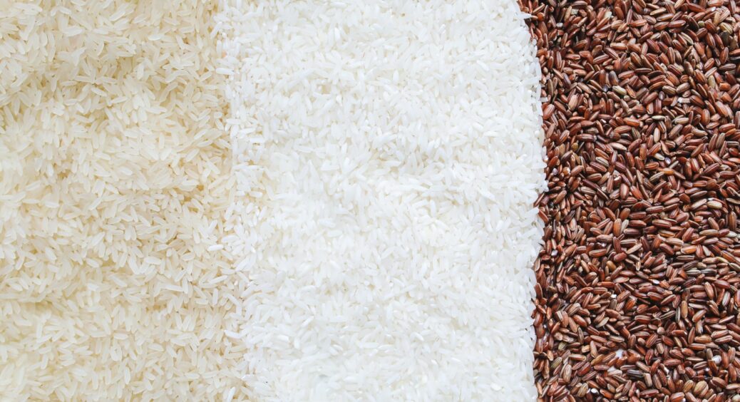 Промивати рис більше не потрібно: цей секретний лайфхак зробить його розсипчастим без зайвого клопоту 