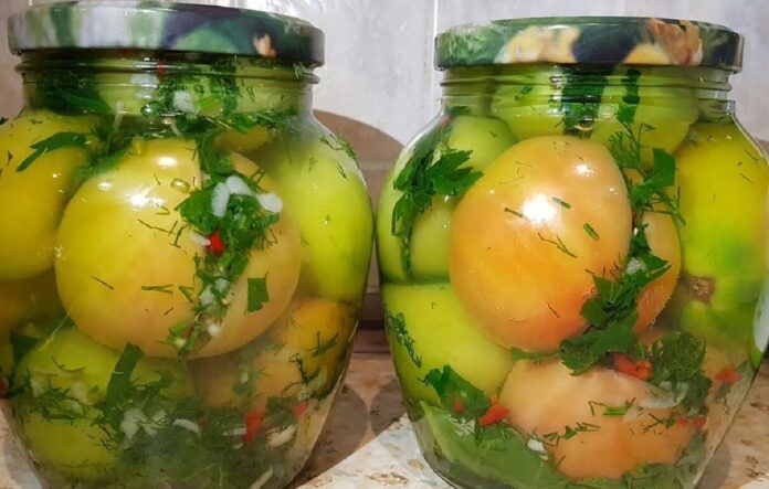 Готуємо вдома мариновані зелені помідори: швидко і смачно Готуємо вдома мариновані зелені помідори: швидко і смачно
