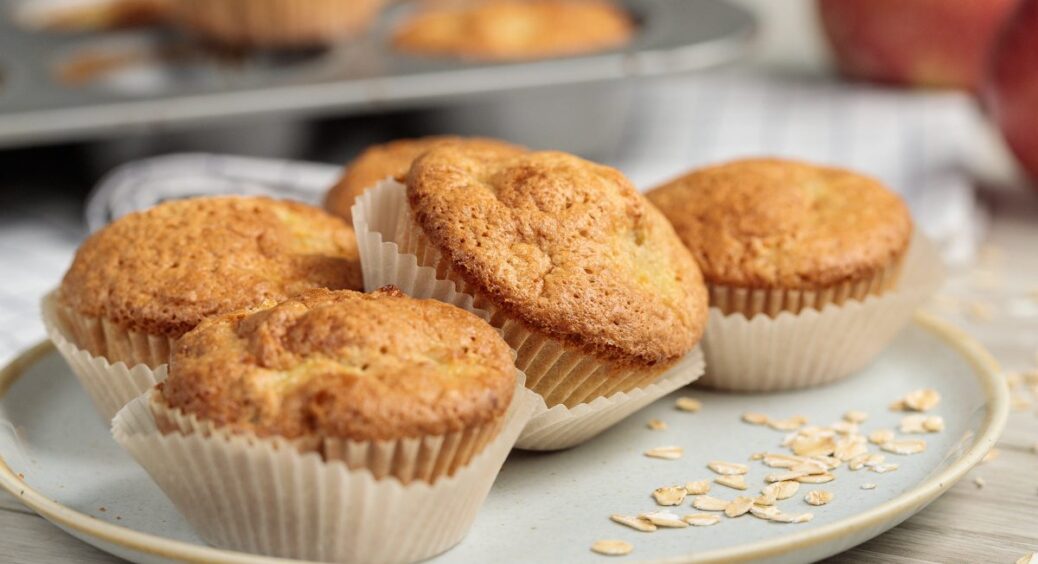 Змішала 3 інгредієнти – борошно, сир та яблука: ось і стоїть на столі “повітряний” кекс, як з дитинства 