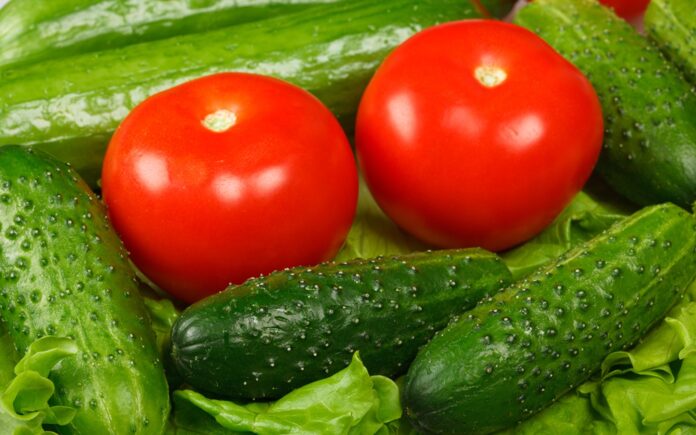 Чим підгодувати томати й огірки у серпні