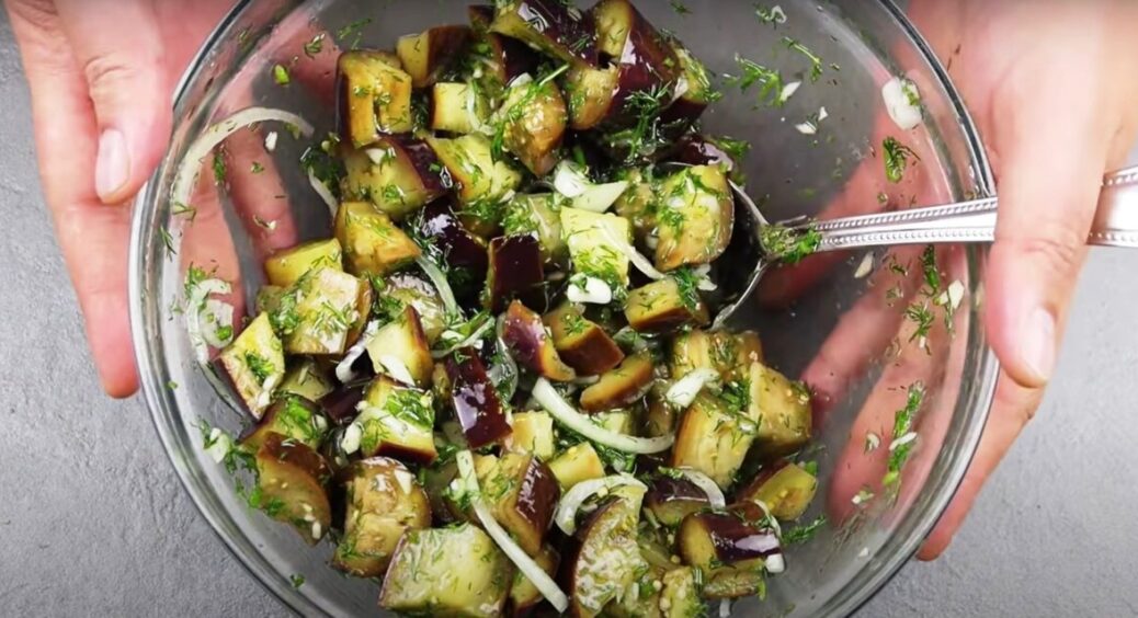 Цей “ледачий” салат із баклажанів на зиму здивує усіх рідних: найкраще підходить для тих, у кого обмаль часу 