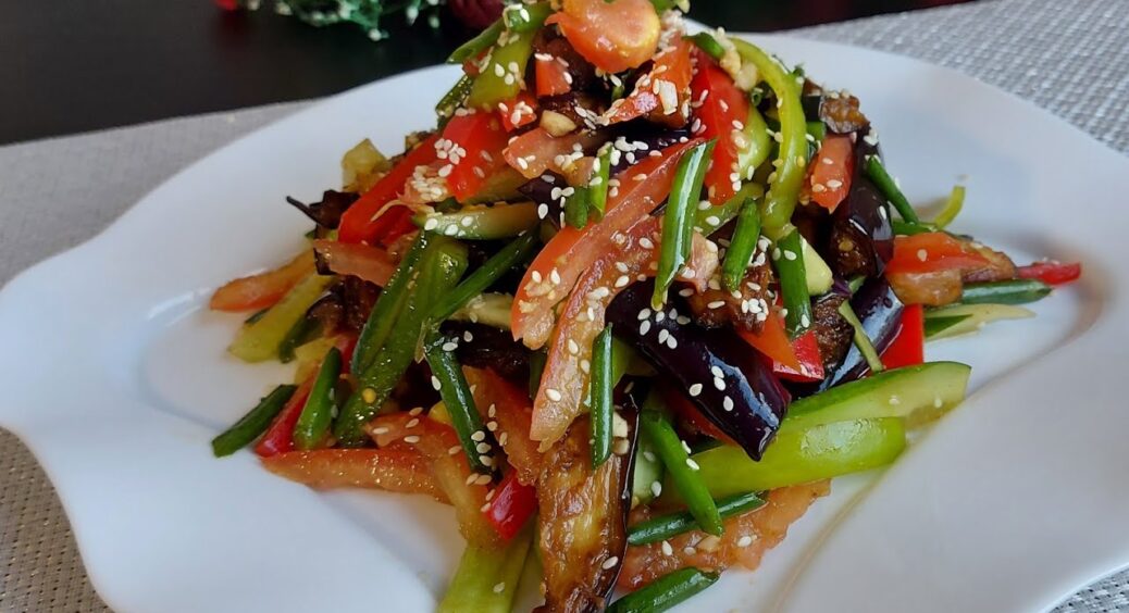 Цей соковитий салат із синеньких завжди залишає задоволеними усю родину: їли навіть дітлахи 