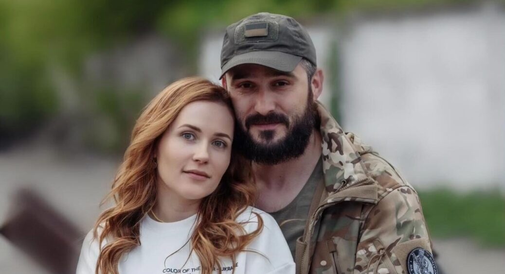 “Не впізнала”: актор Андрій Федінчик показався у кепці з вишиванкою на вулицях Києва разом із сім’єю 