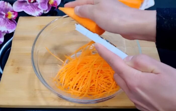 Натріть моркву для приготування рулетиків
