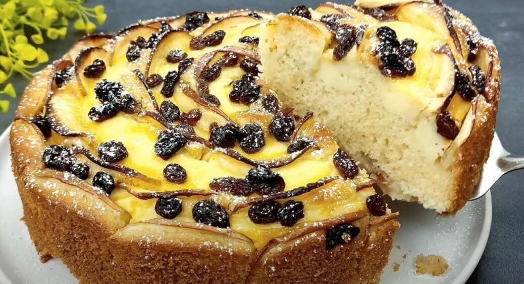 Яблучний пиріг “Троянда”: 15 хвилин готую тісто, ставлю у духовку – і забуваю. Всі домашні у захваті від смаку 