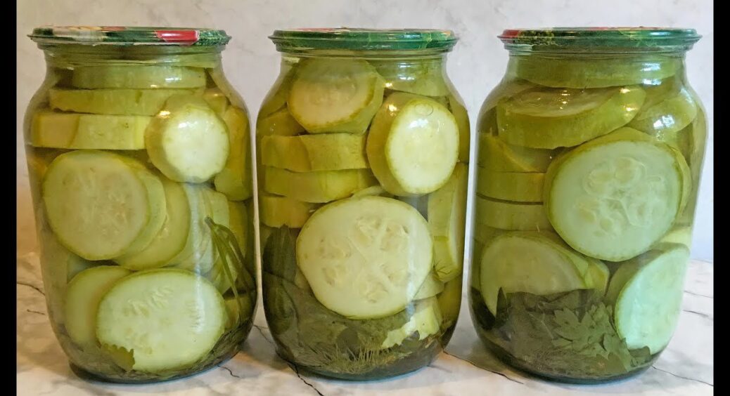 Додала це у консервовані кабачки і ні одну банку не зірвало: почула секрет від сусідської бабусі 
