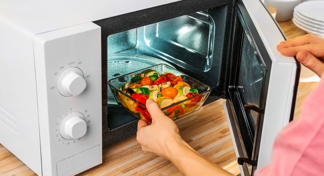 Забудьте про нагрівання цих продуктів у мікрохвильовій печі: як не втрачати користь від нагрівання 