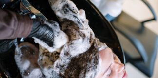 Як правильно мити голову, щоб волосся залишалося чистим надовго