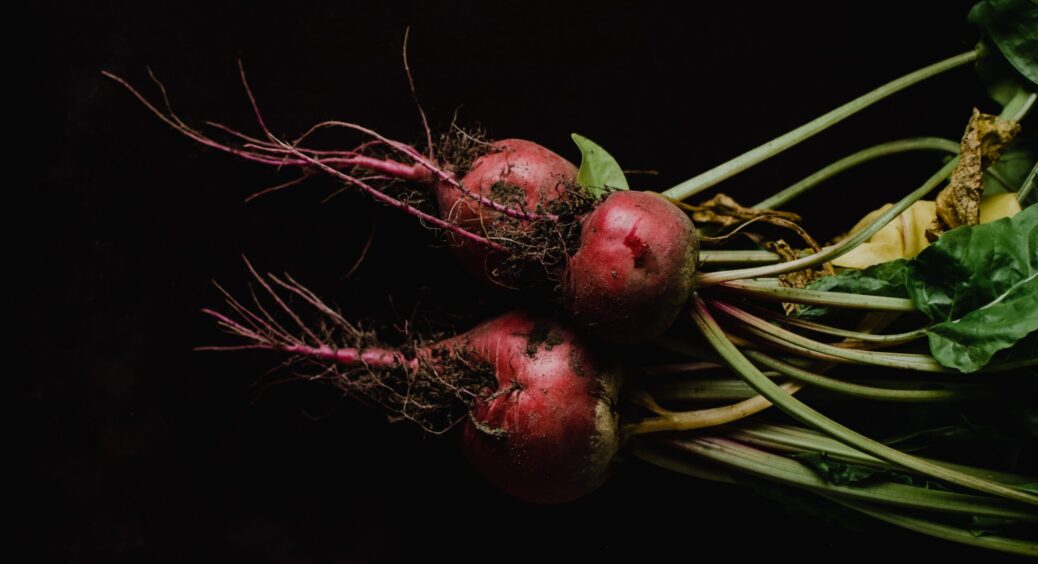 Допоможе всього одна столова ложка на відро води: простий рецепт вирощування солодкого буряку 